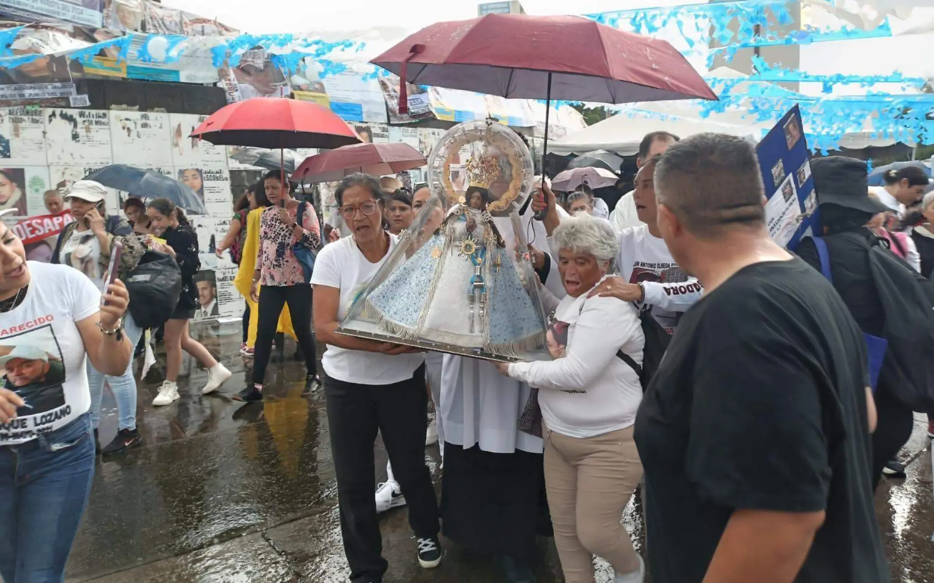 Familiares de desaparecidos con la Virgen de Zapopan